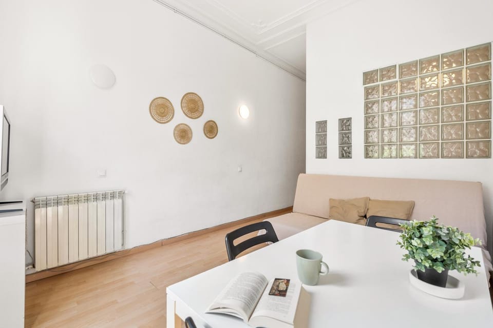 5BR for 7 Elevator Walk to Sant Antoni Apartment in Barcelona