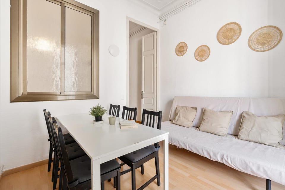 5BR for 7 Elevator Walk to Sant Antoni Apartment in Barcelona
