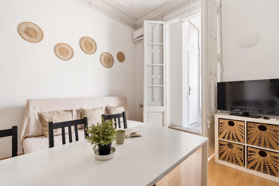 5BR for 7 Elevator Walk to Sant Antoni Apartment in Barcelona