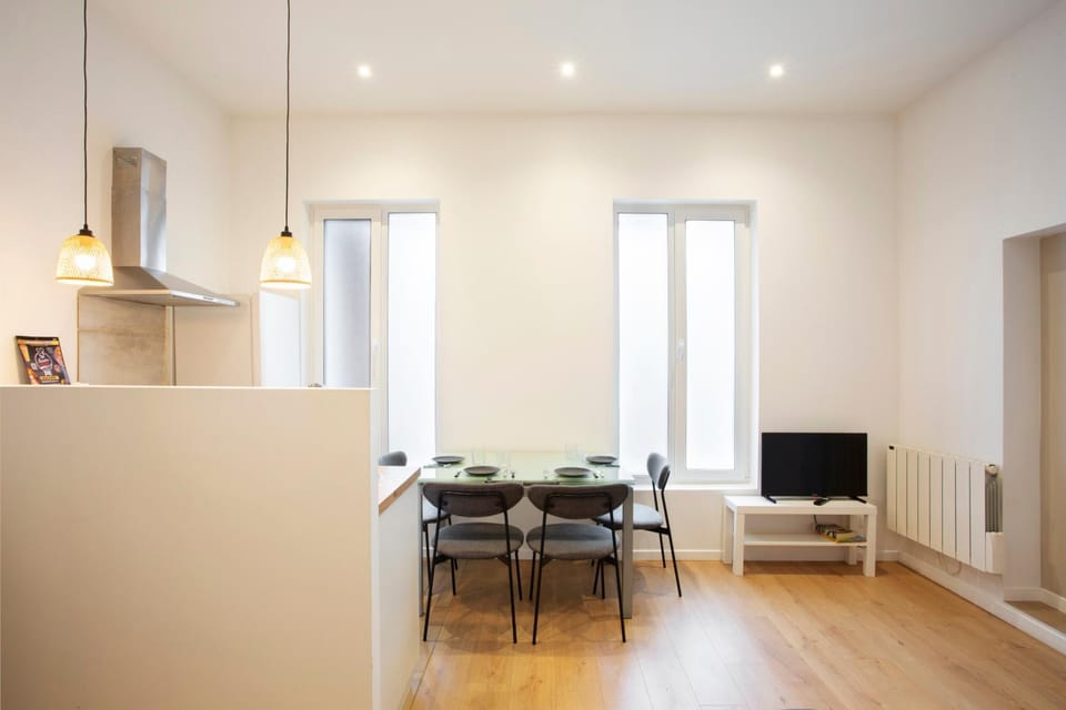 Bed, TV and multimedia, Kitchen or kitchenette, Living room