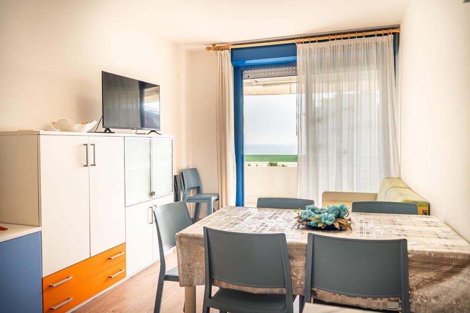 Communal lounge/ TV room, Balcony/Terrace, Living room, Seating area, Dining area