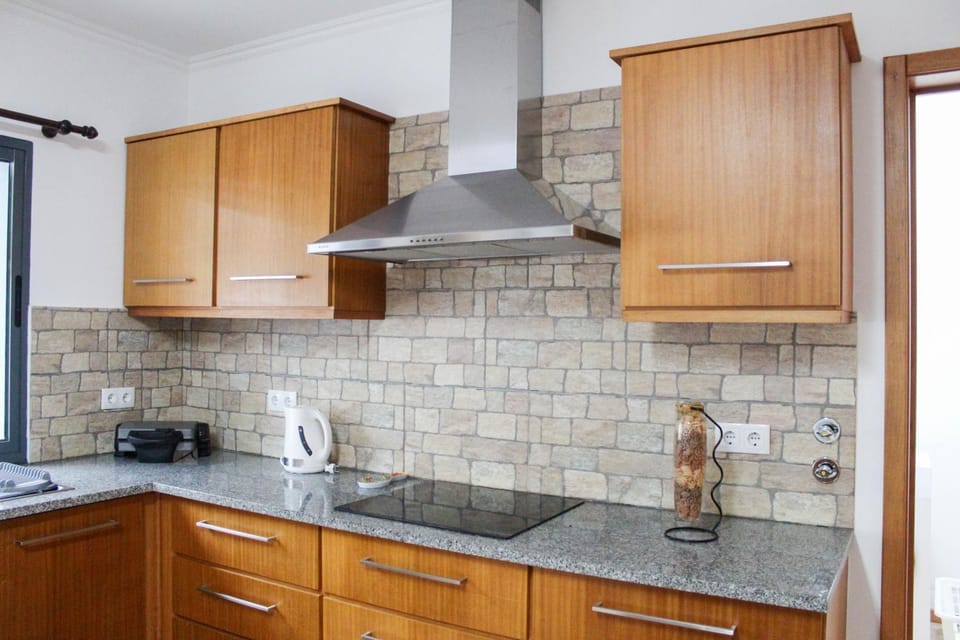 Coffee/tea facilities, Kitchen or kitchenette, stove