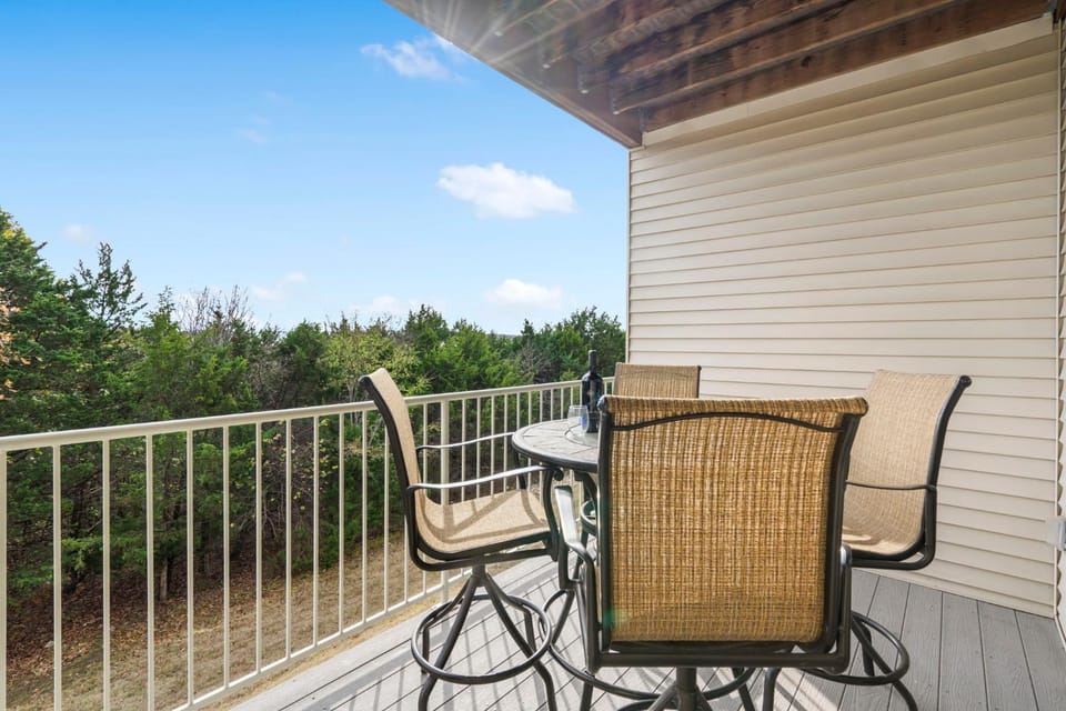 2 Bedroom 0Condo w Deck & Wooded Views-Free Attraction Tickets-Close to State Park Marina House in Branson