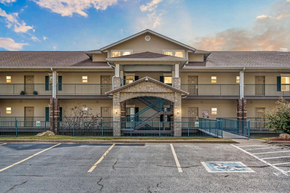 2 Bedroom 0Condo w Deck & Wooded Views-Free Attraction Tickets-Close to State Park Marina House in Branson