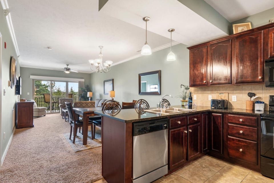 2 Bedroom 0Condo w Deck & Wooded Views-Free Attraction Tickets-Close to State Park Marina House in Branson