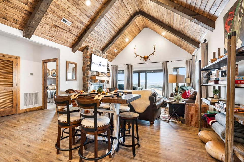 New Log Cabin with Ozark Sunset Views, $400 Daily Activities Included, Pickleball Cabin in Branson