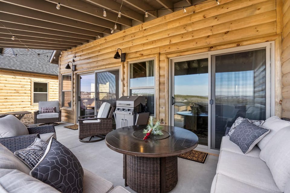 New Log Cabin with Ozark Sunset Views, $400 Daily Activities Included, Pickleball Cabin in Branson