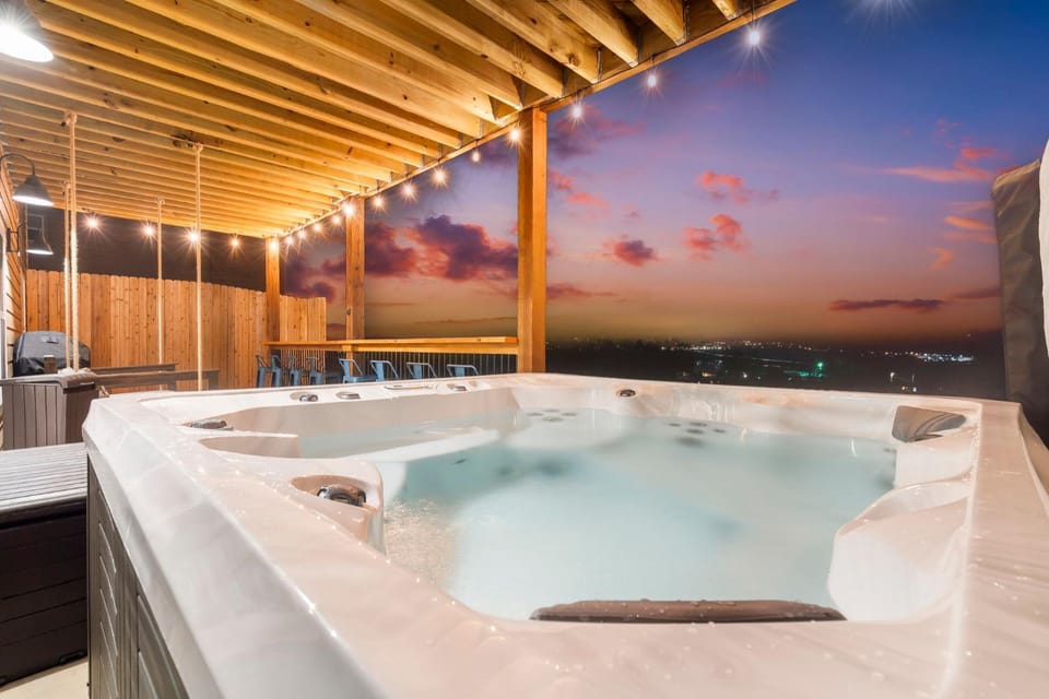 Private Hot Tub, Lake View, $400 of Free Daily Tickets, Unique Floor Plan! House in Table Rock Lake