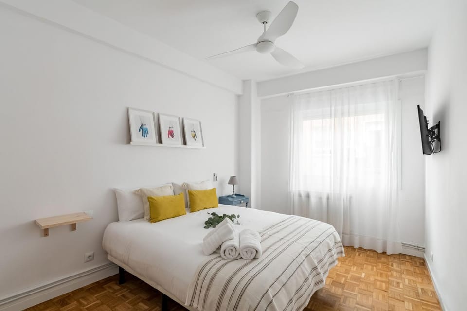 Bed, TV and multimedia, Photo of the whole room, Bedroom