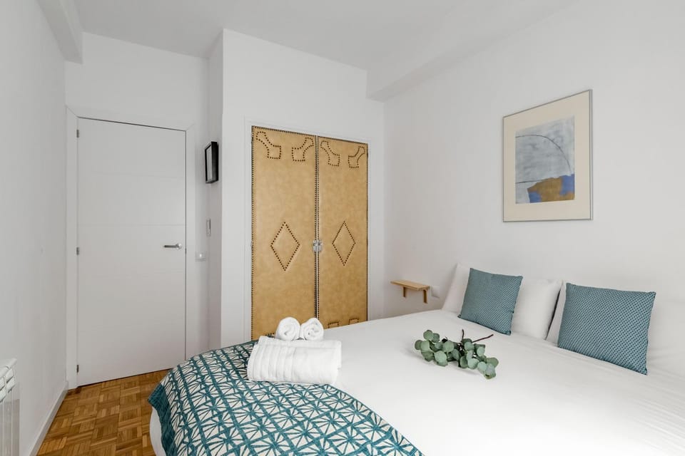 Bed, Bedroom, towels, wardrobe