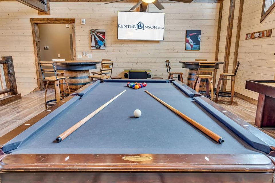 Pvt Indoor Pool-Basketball Court-Theatre Room & Hot Tub-Games-Sleeps 46-Table Rock View-Free Tickets House in Branson