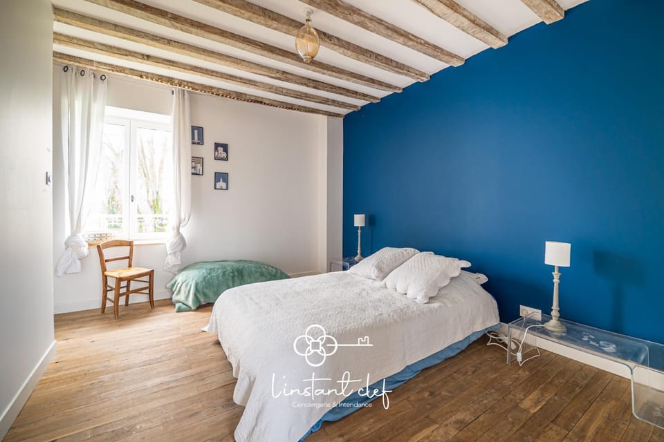 Bed, Photo of the whole room, Bedroom