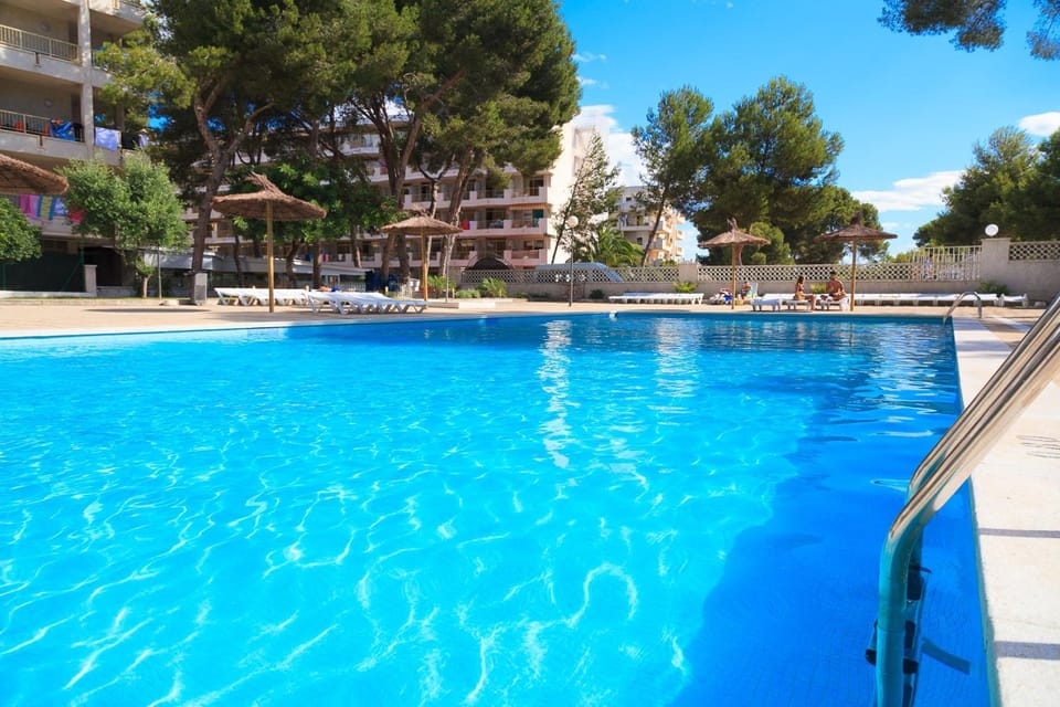Swimming pool, sunbed