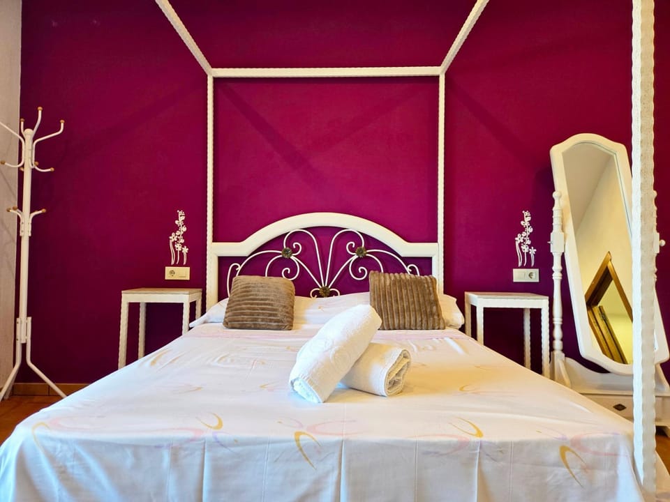 Bed, Photo of the whole room, Bedroom