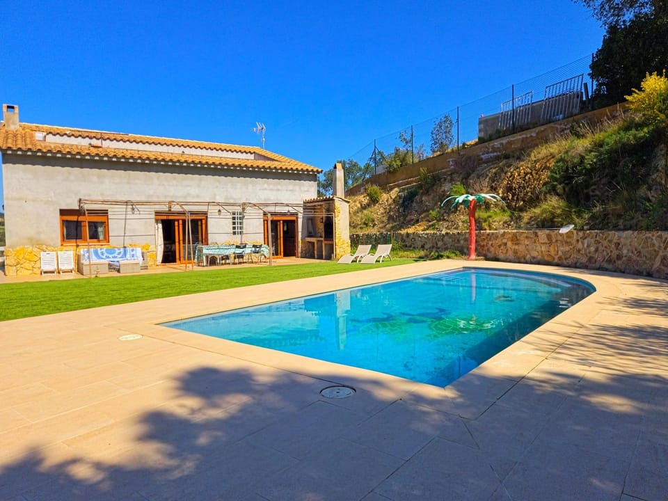 Property building, Patio, Spring, Day, Natural landscape, Garden, Garden view, Pool view, Swimming pool, sunbed
