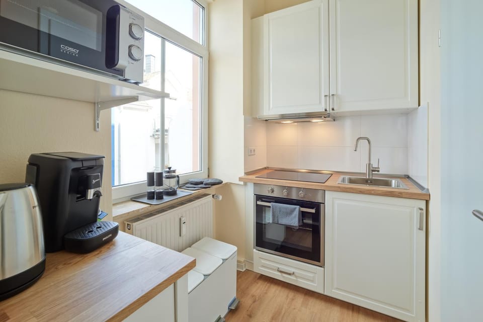 Coffee/tea facilities, Kitchen or kitchenette, dishwasher, oven, stove, toaster