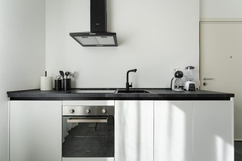 Coffee/tea facilities, Kitchen or kitchenette, minibar, oven, stove