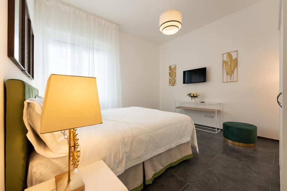 Bed, TV and multimedia, Photo of the whole room, Bedroom