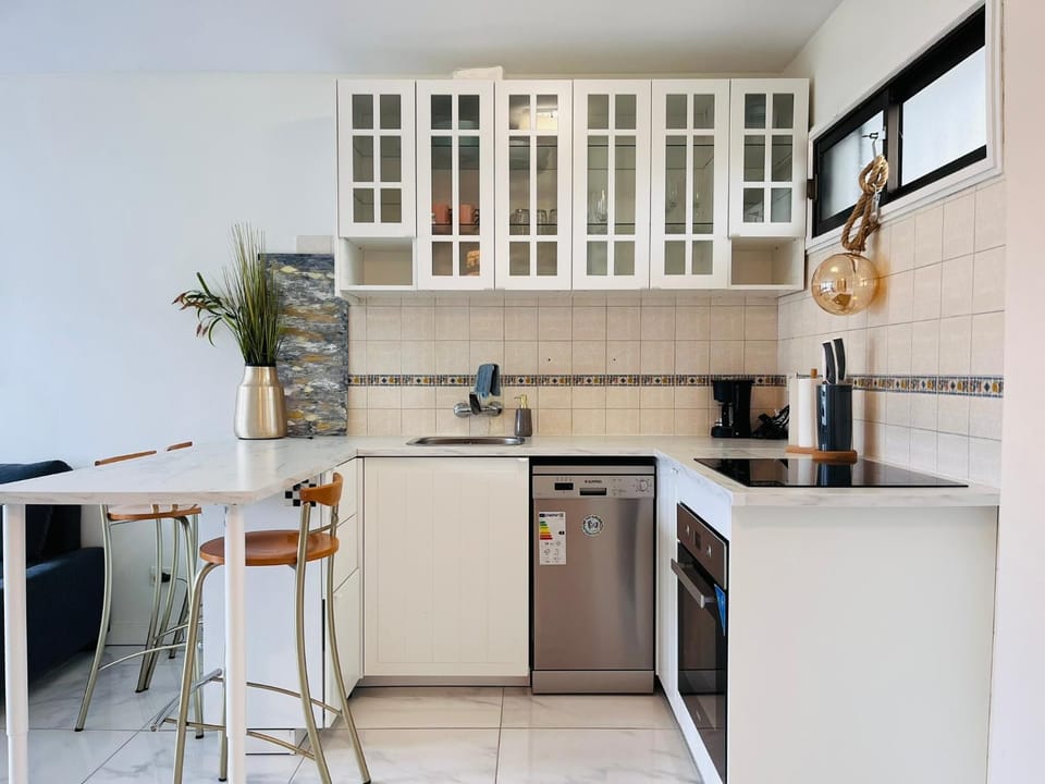 Kitchen or kitchenette, dishwasher
