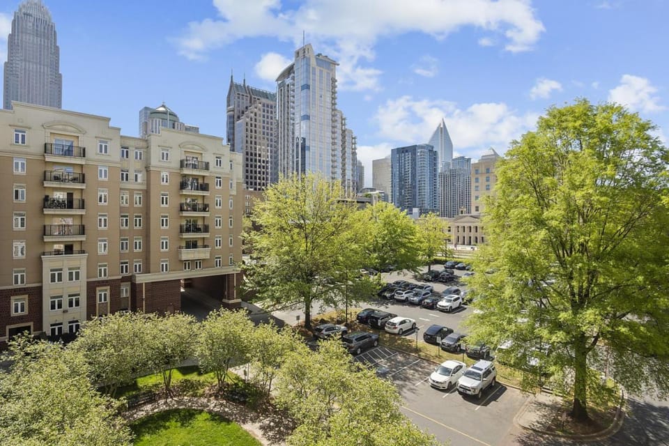 Beautiful Blue Spacious Free Parking View Gym Apartment in Charlotte