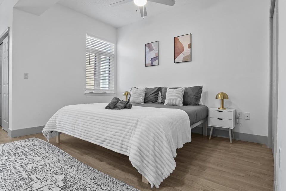 Beautiful Blue Spacious Free Parking View Gym Apartment in Charlotte