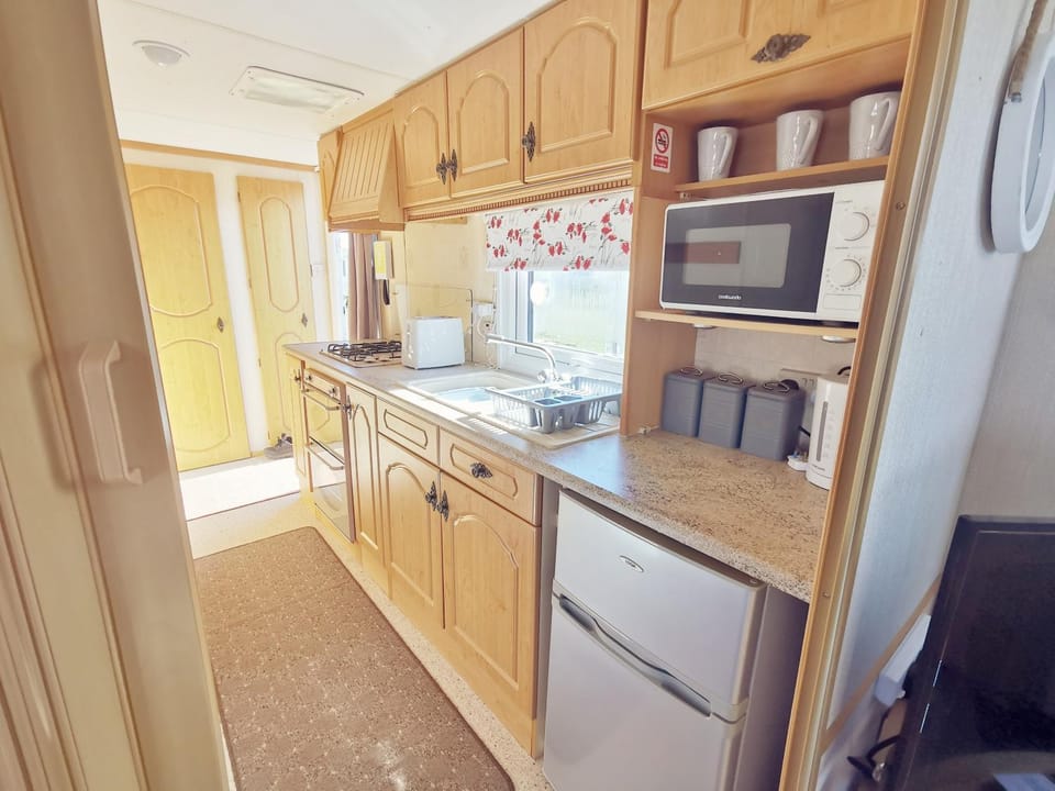 Kitchen or kitchenette, dishwasher, minibar, oven, stove, toaster