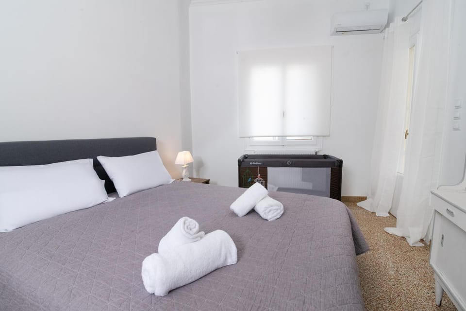 Bed, Photo of the whole room, Bedroom, babysiter, towels