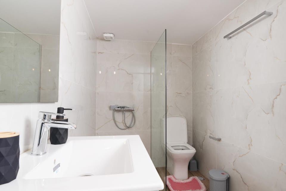 Shower, Toilet, Bathroom, towels