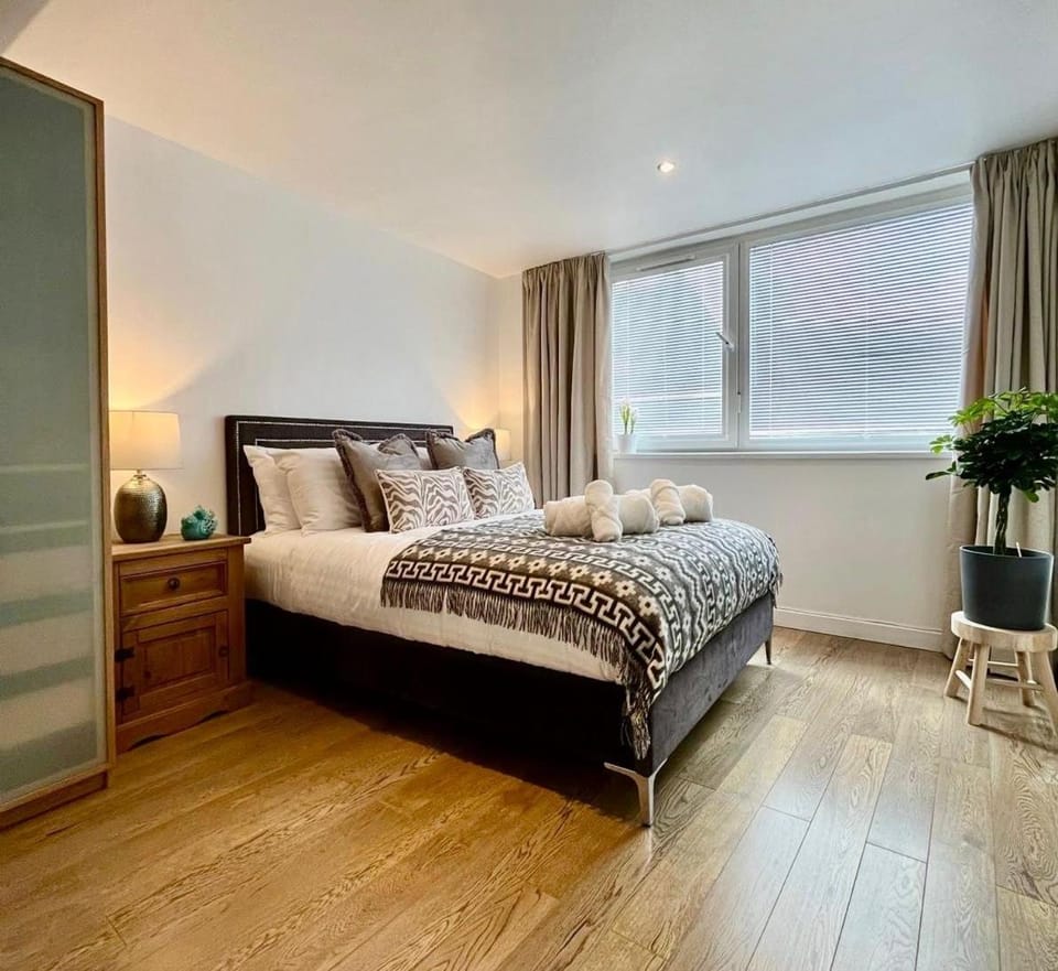 Modern Flat overlooking High St Apartment in Andover