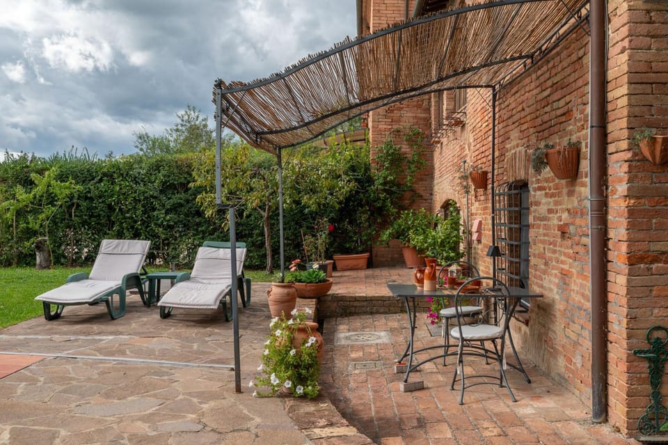 Patio, Day, Garden, Living room, Dining area, sunbed