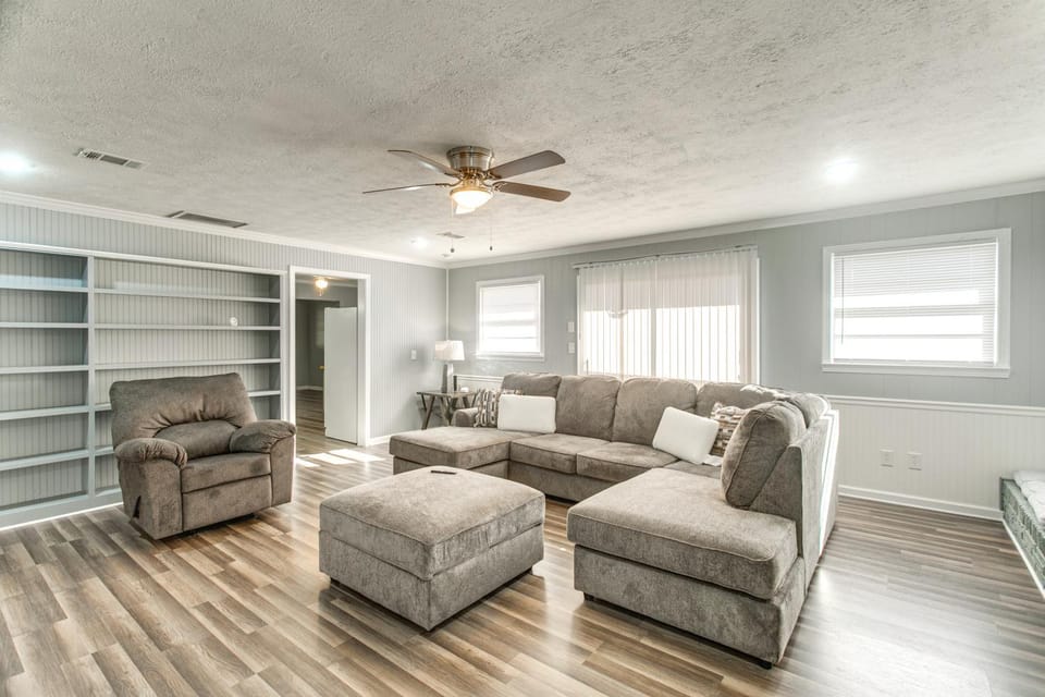 Near Shops & Eats: Home w/ Large Yard in Waycross! House in Waycross