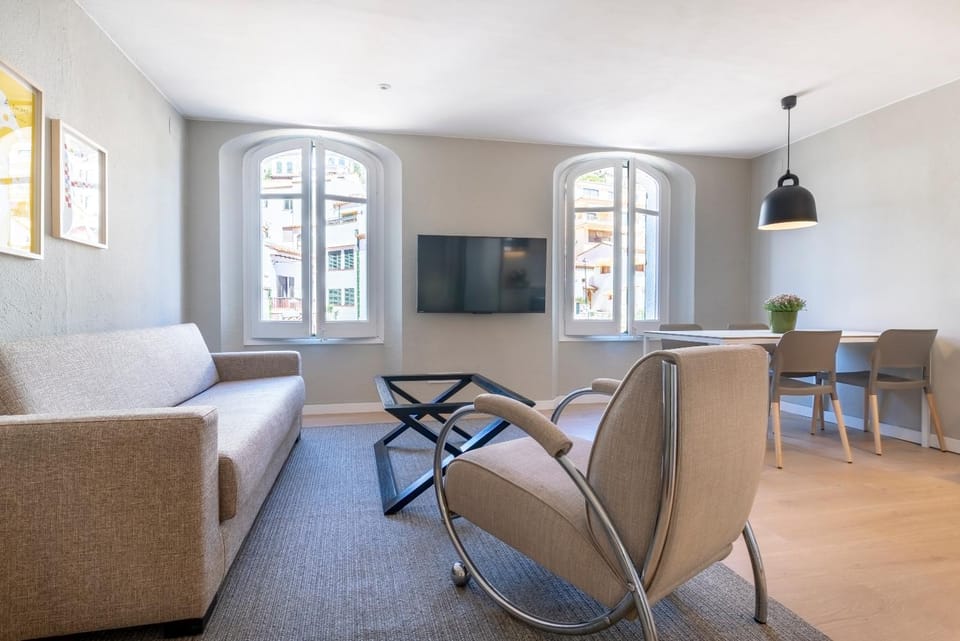TV and multimedia, Living room, Seating area, Dining area