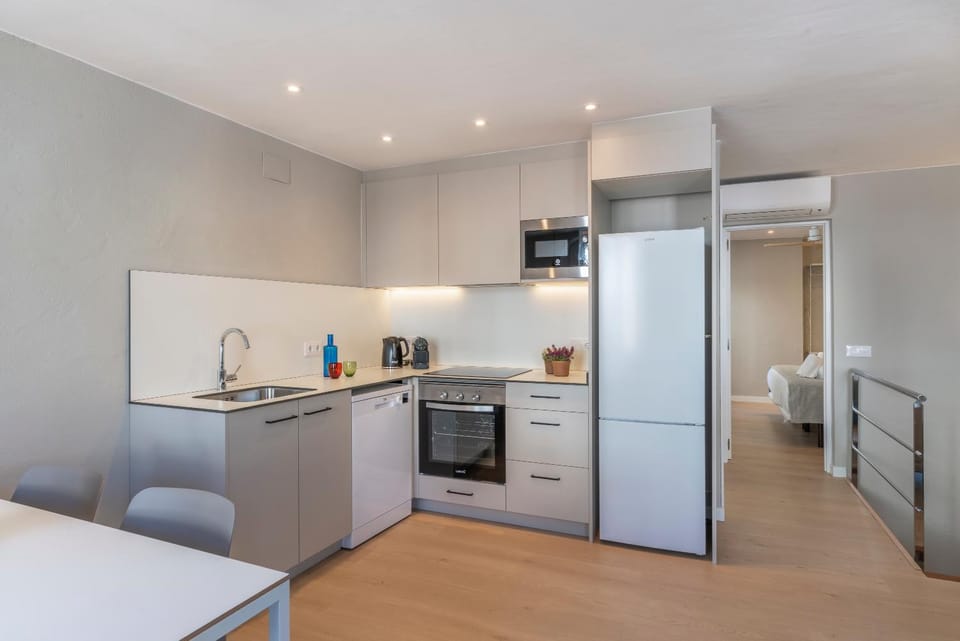 Coffee/tea facilities, Kitchen or kitchenette, Dining area, dishwasher, oven