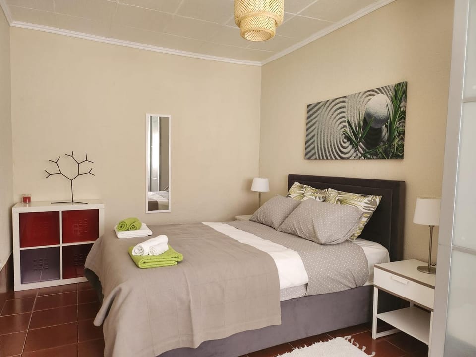Bed, Bedroom, towels