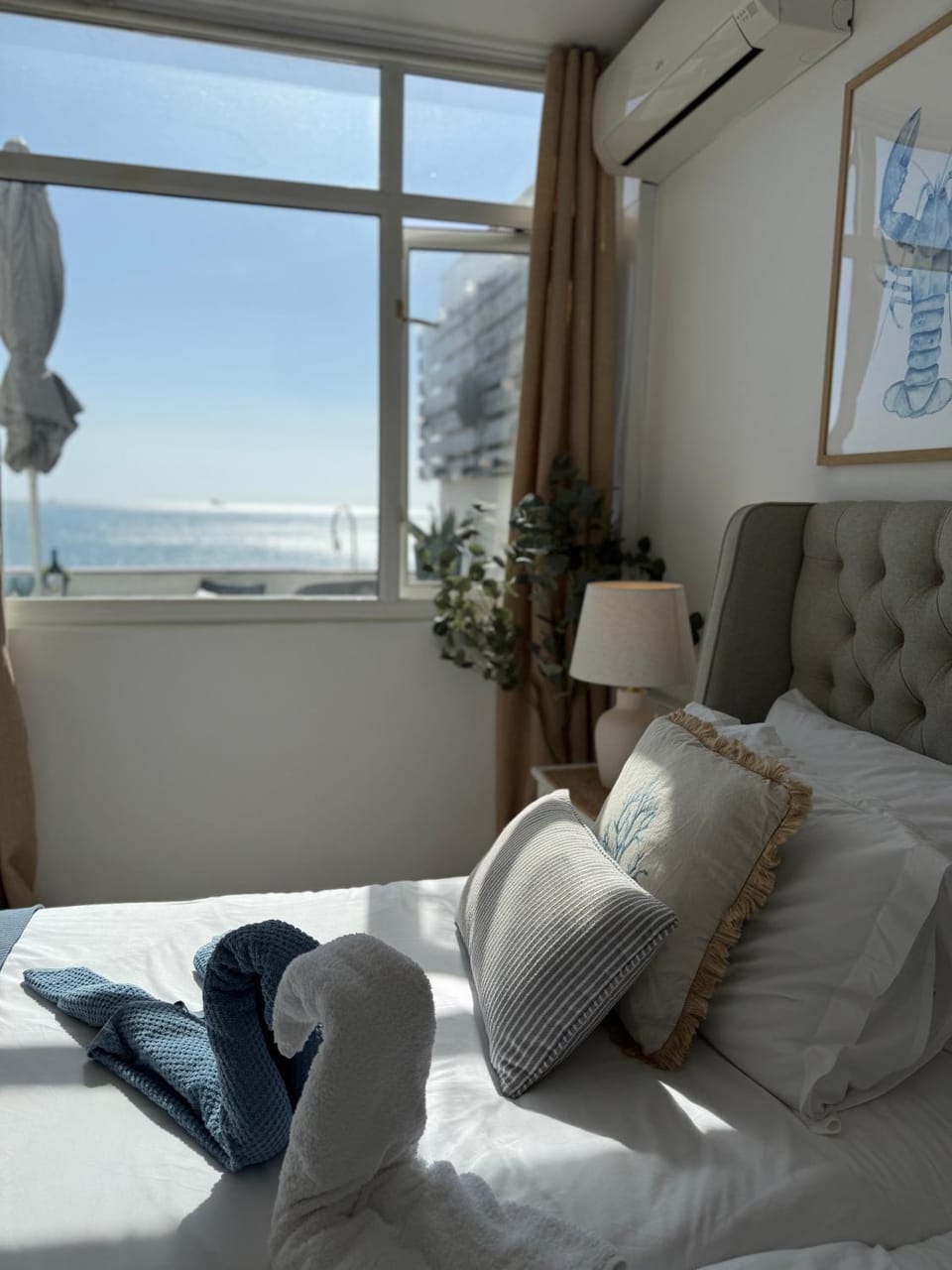 Beachfront Sunrise Sands Retreat, Gibraltar Apartment in Gibraltar
