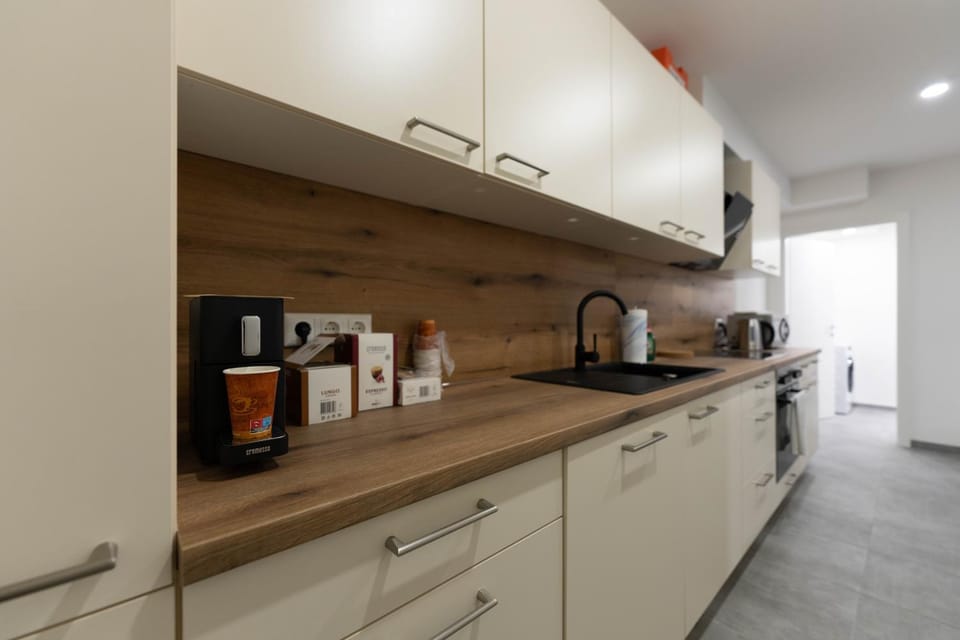 Coffee/tea facilities, Kitchen or kitchenette, stove, toaster