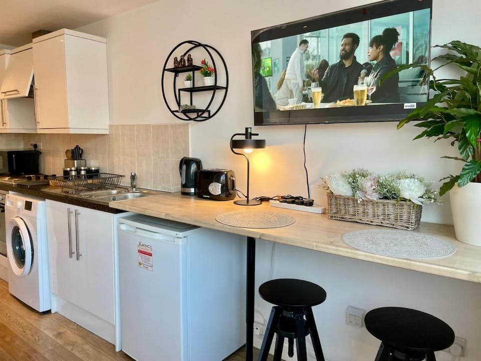 Studio Flat with Parking Off High St Apartment in Andover