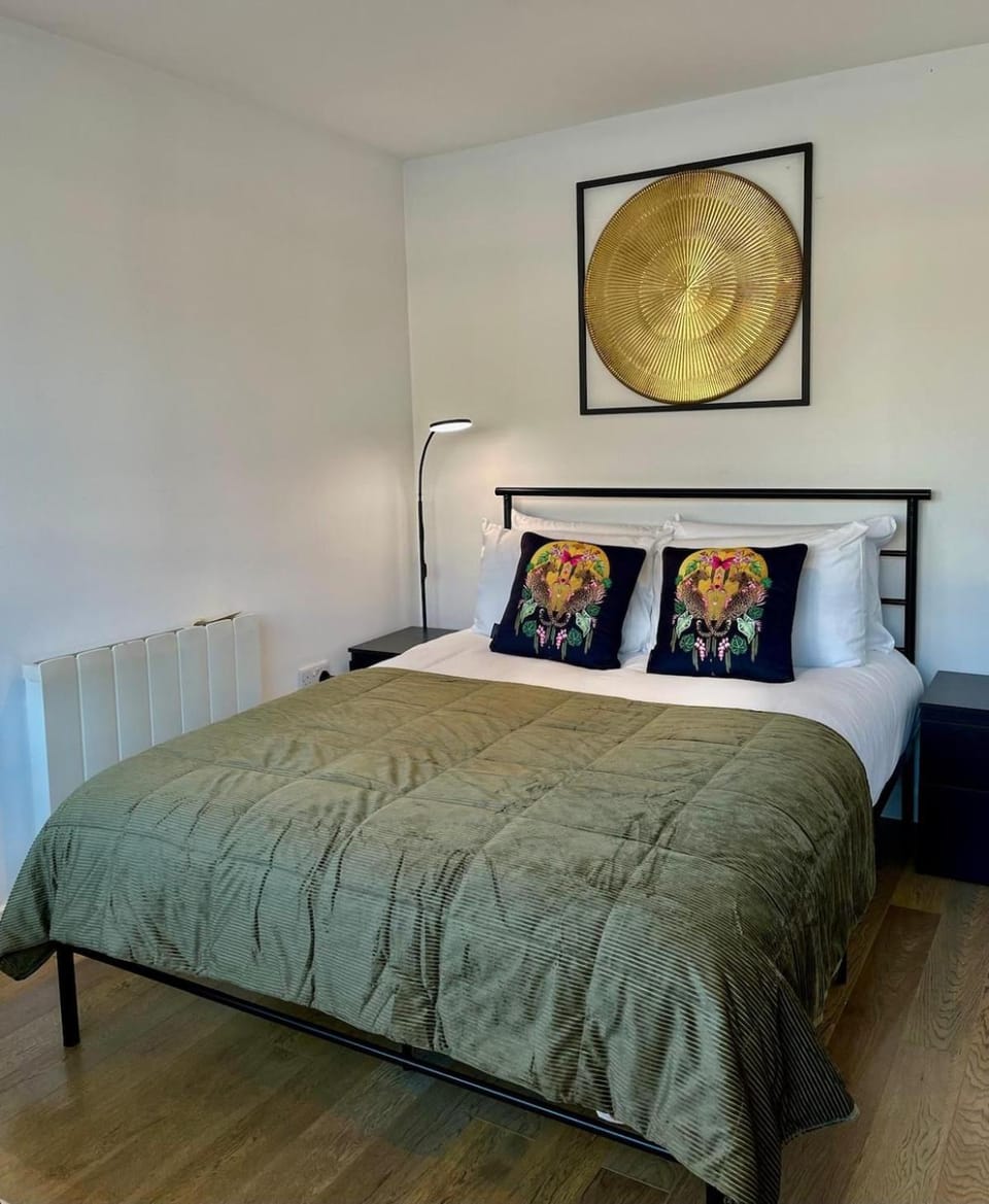 Bed, Photo of the whole room, Decorative detail, Bedroom