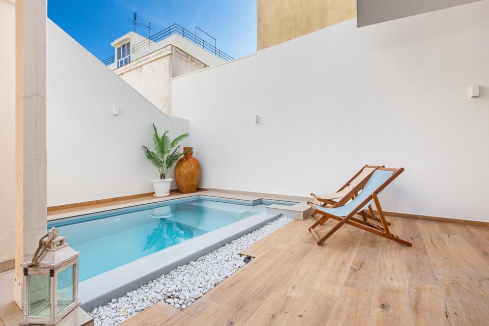 Swimming pool, sunbed
