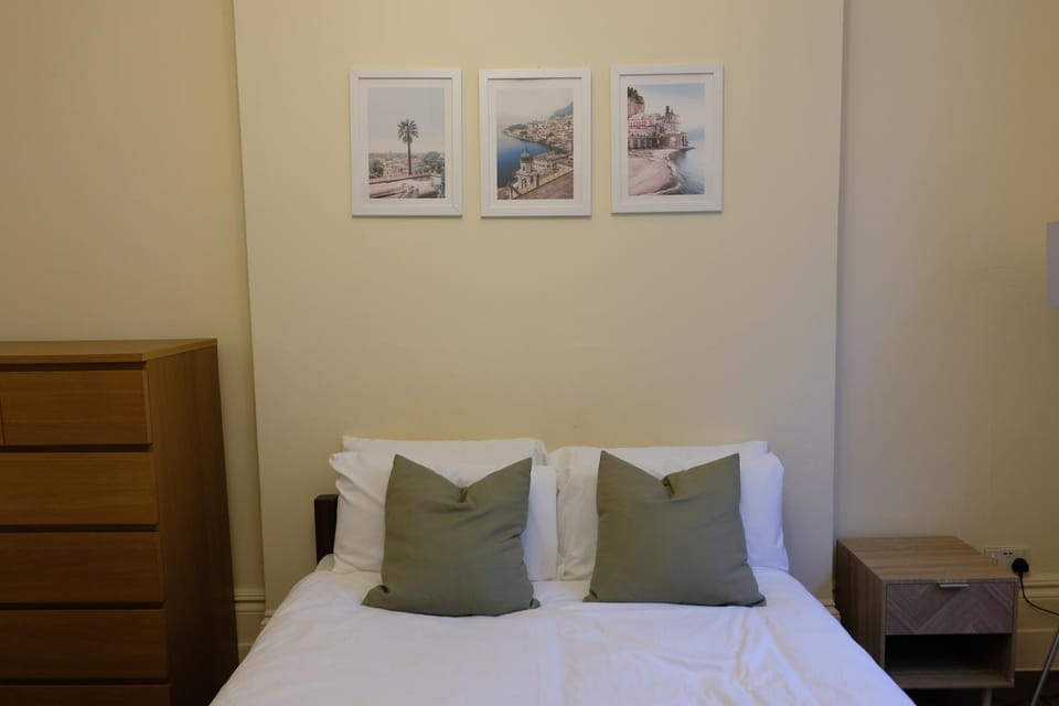 Bed, Photo of the whole room, Decorative detail, Bedroom