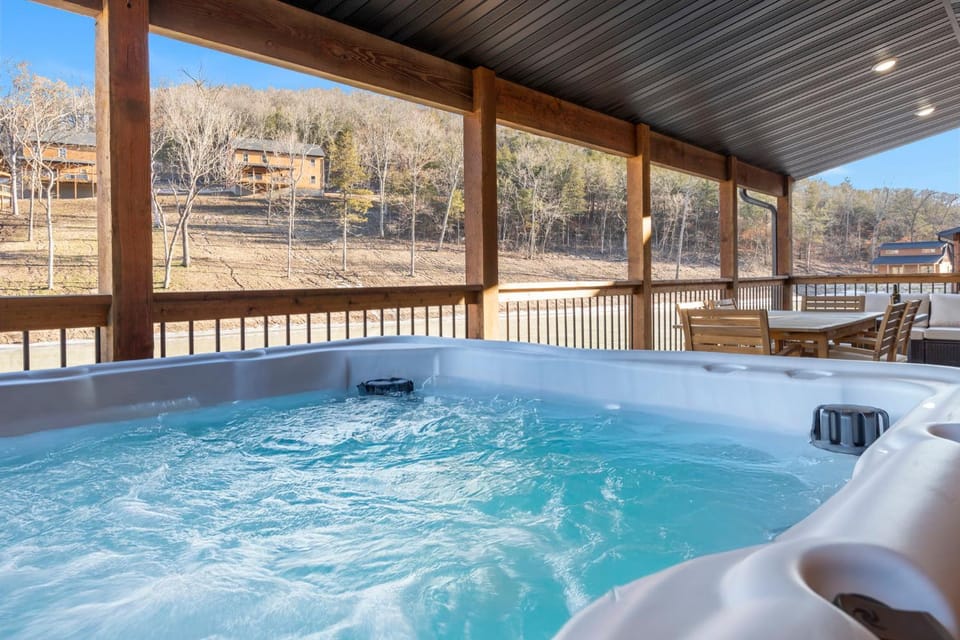 Tall Timbers Retreat w Free Daily Tickets-Water Views-Community Indoor Pool-Bunk Room-Pvt Hot Tub House in Ridgedale