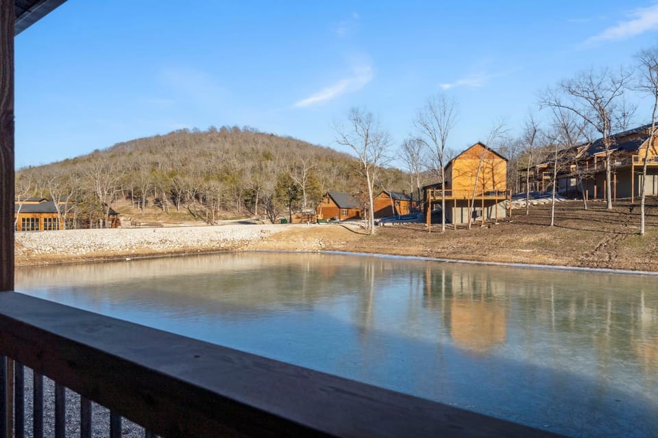 Tall Timbers Retreat w Free Daily Tickets-Water Views-Community Indoor Pool-Bunk Room-Pvt Hot Tub House in Ridgedale