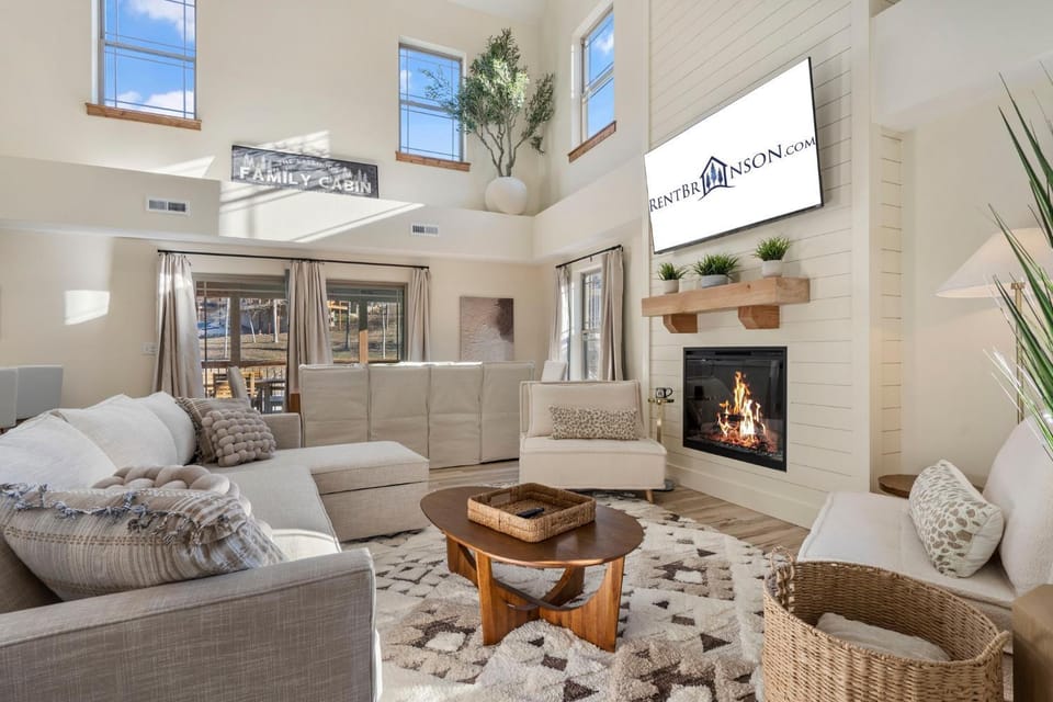 Tall Timbers Retreat w Free Daily Tickets-Water Views-Community Indoor Pool-Bunk Room-Pvt Hot Tub House in Ridgedale