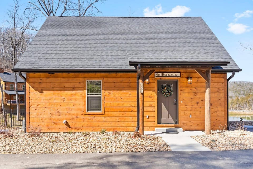 Cabin w Water View-Community Indoor Pool-Pvt Hot Tub-Free Local Attraction Tickets Cabin in Ridgedale