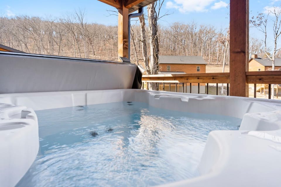 Cabin w Water View-Community Indoor Pool-Pvt Hot Tub-Free Local Attraction Tickets Cabin in Ridgedale