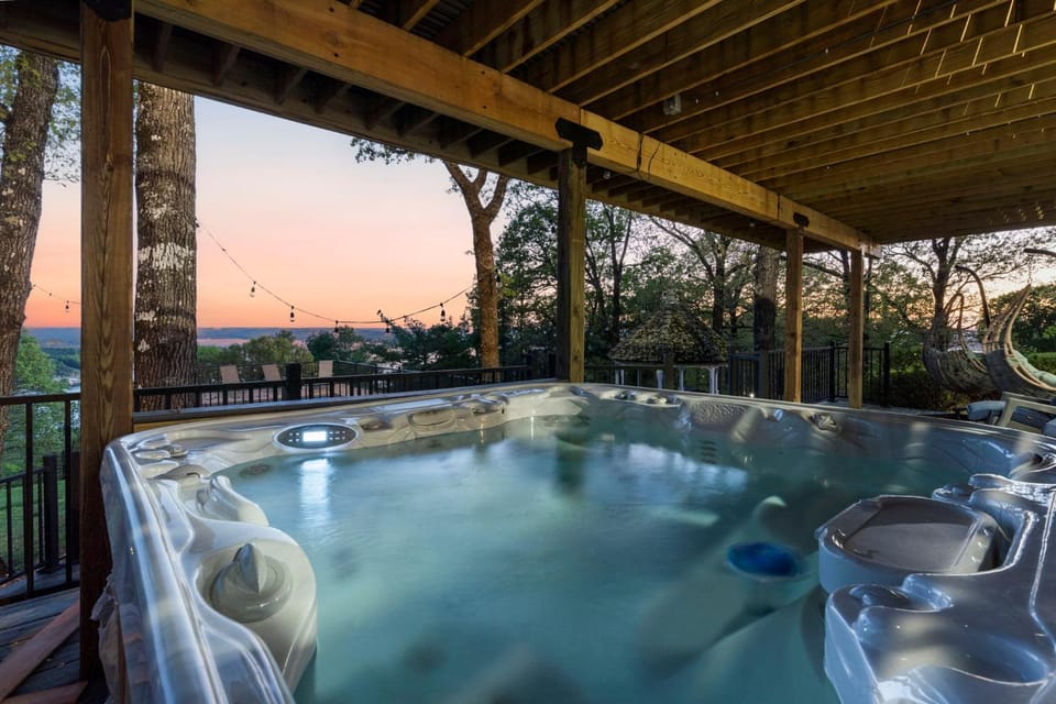 Best Lake Tablerock Views, Private Outdoor Pool, Karaoke/Games-2 Kitchens! Secluded on a few acres! House in Branson