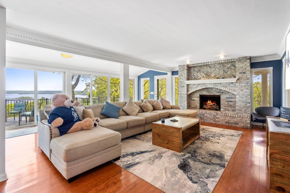 Best Lake Tablerock Views, Private Outdoor Pool, Karaoke/Games-2 Kitchens! Secluded on a few acres! House in Branson