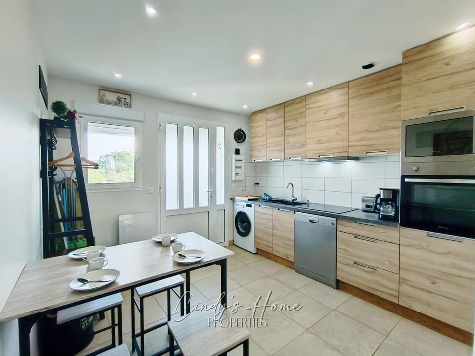 Kitchen or kitchenette, Dining area, dishwasher, oven, stove, toaster, washing machine
