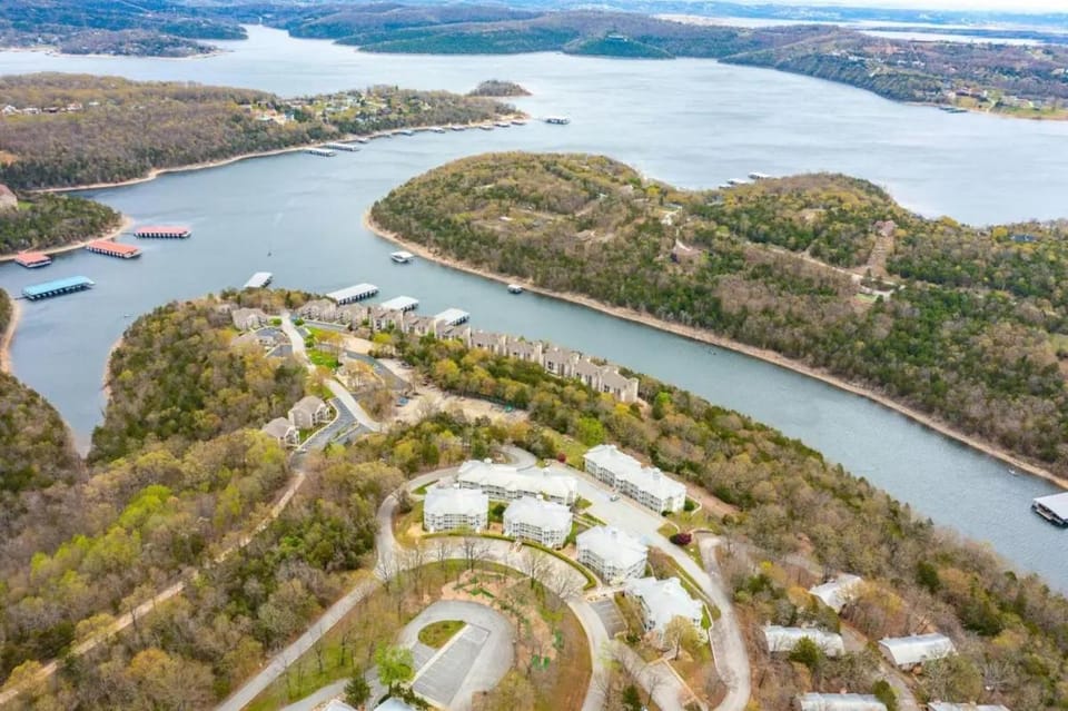 Ozark Ridge 18 House in Table Rock Lake