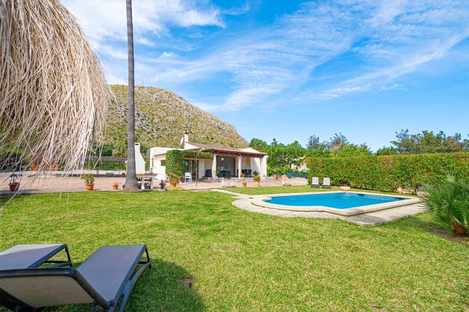 Property building, Swimming pool, sunbed